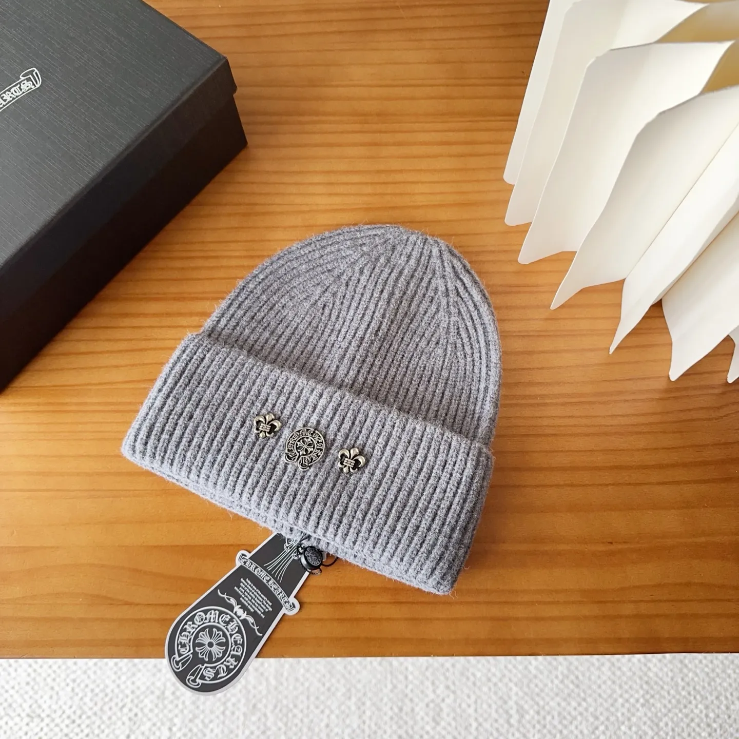 💰50 Crow Heart Autumn and Winter Wool Knitted Beanie This must be a favorite of minimalism. It is clean, neat, fashionable and versatile, and will definitely not be picky about your face shape! A fashionable classic that lasts forever! Fashionable black and white can be purchased together!